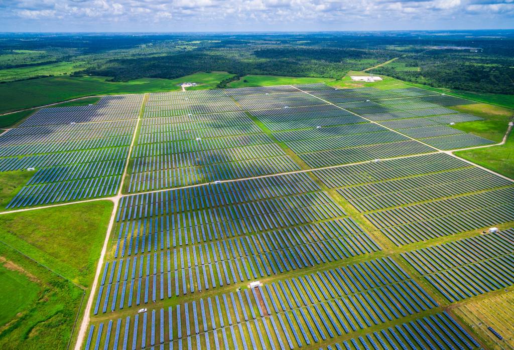 https://www.istockphoto.com/photo/aerial-central-texas-solar-energy-farm-thousands-of-collectors-gm587216754-100812101